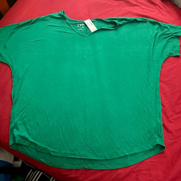 Kelly green Maurice’s 24/7 t-shirt,  new with tags! - Picture 2 of 6